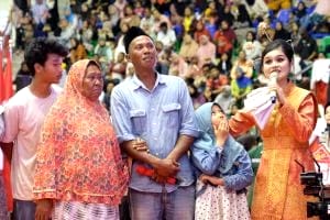 Rumah Dibedah Pak Iwan Menangis Haru di Depan Wakapolri